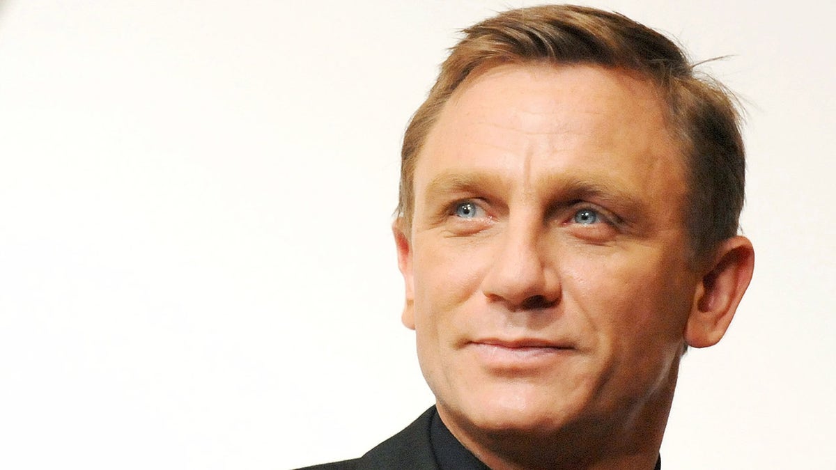 James Bond star Daniel Craig walks red carpet wearing a suit